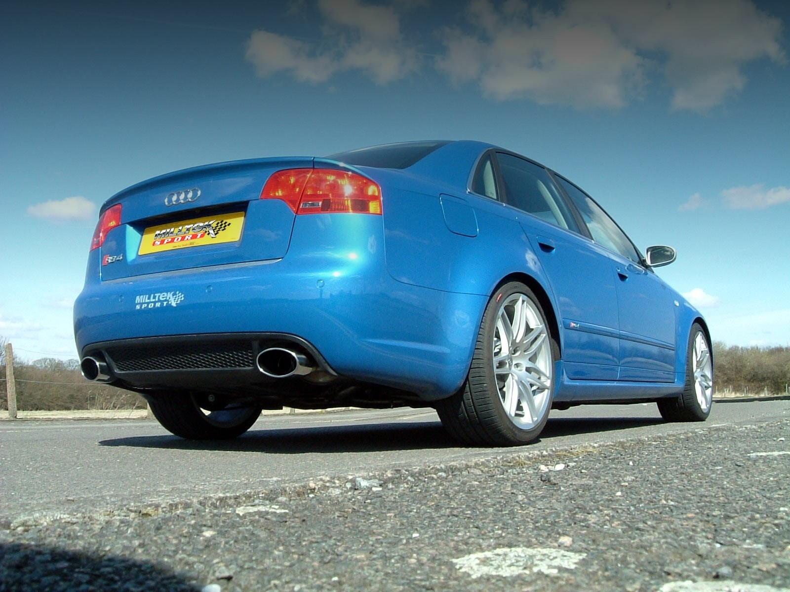 Milltek Audi RS4 B7 resonated(stiller) cat-back systeem met link
